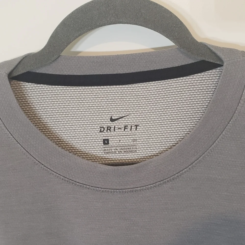 Nike Dri Fit Training Top Long Sleeve Gray Size Small JUST DO IT On Rear Waist
